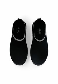 Scarpe slip-on nere con una tomaia in tessuto morbido, design curvo e una decorazione di strass lungo l'apertura. Nessun hardware visibile.