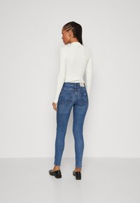 Guess CURVE - Vaqueros pitillo - the air wash