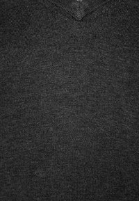 Sweter z dekoltem w serek w ciemnoszarym odcieniu antracytu, wykonany z miękkiej dzianiny. Charakteryzuje się gładką fakturą i równym zszyciem na całej powierzchni.