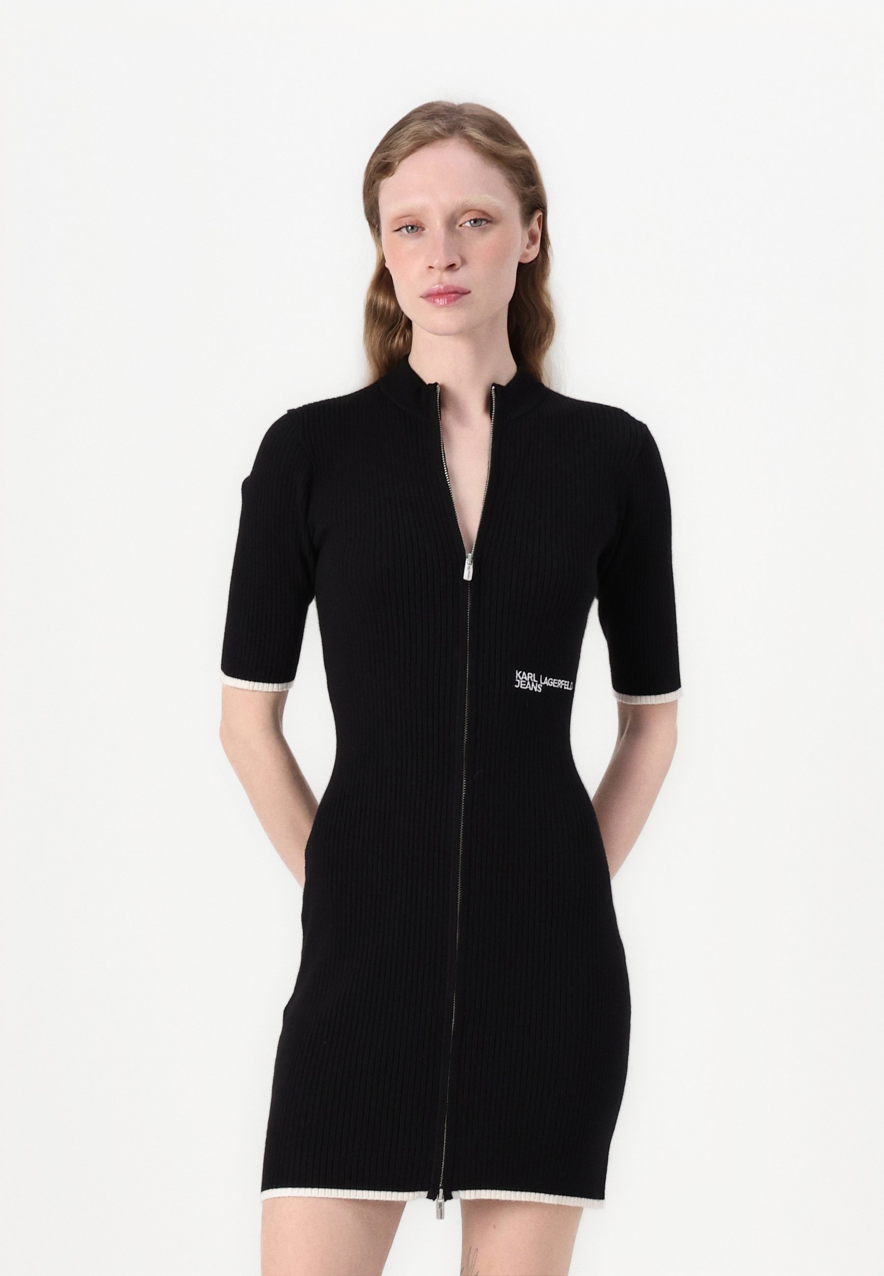 robe noire avec fermeture eclair devant