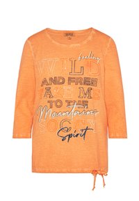 Oranges langärmliges T-Shirt mit Rundhalsausschnitt, versehen mit gemischten Typografie-Drucken in Weiß und Dunkelgrau, mit verstellbarem Kordelzug am Saum.