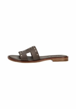 Bruine leren platte slide sandal met uitgesneden bovenste band en metalen studs, houten zool, licht verhoogde hak.