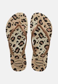 Infradito con stampa leopardata su sfondo beige, cinturini bronzei e soletta testurizzata. Presenta il logo sulla suola e un motivo leopardato distintivo.