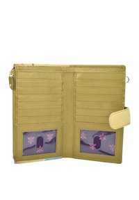 Groene leren portemonnee met meerdere kaartsleuven, twee doorzichtige ID-vensters met rozenaccenten in het roze, en een drukknoopsluiting.