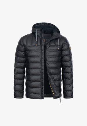 Giacca a vento nera a guscio con motivo a righe orizzontali, chiusura con zip frontale, cappuccio e cordini grigi. Presenta dettagli gialli e tasche laterali.