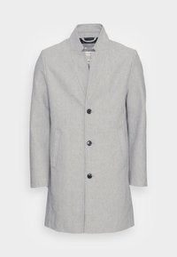Cappotto grigio chiaro realizzato in un tessuto testurizzato, con colletto a ribalta, cinque bottoni neri e due tasche laterali.