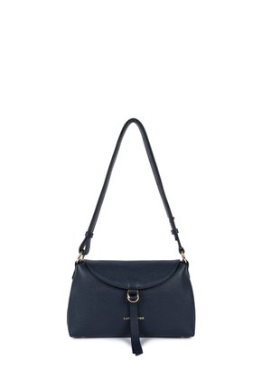 Marineblauwe leren schoudertas met een afgeronde vorm, gouden hardware, platte schouderband en een sluiting met een gesp aan de voorkant. Gestructureerde buitenkant en minimaal ontwerp.