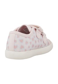 Sneaker rosa con motivo a cuore, tomaia in tessuto, due chiusure a strappo e suola in gomma bianca. Punta arrotondata e tab inserito sul tallone in contrasto.