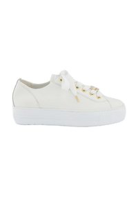 Sneaker bianco con tomaia in pelle testurizzata, occhielli dorati, design con lacci in nastro di raso e suola bianca spessa.