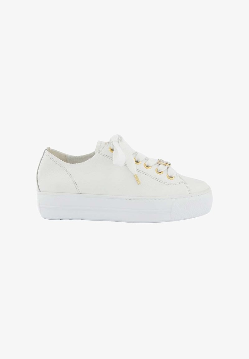 Bílé tenisky s texturovaným koženým svrškem, zlatými očky, šněrováním se saténovou stuhou a silnou bílou podrážkou.
