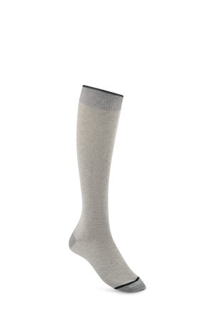 Chaussette grise claire montant jusqu'au genou avec haut côtelé, talon et pointe gris plus foncé, et une fine rayure foncée près de la zone des orteils sur fond blanc.