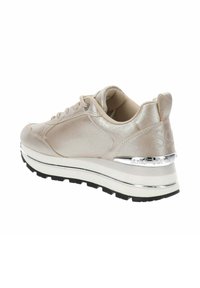 Zapatilla metálica beige con cordones en la parte delantera, suela blanca gruesa con banda negra, y acento metálico plateado en el talón.