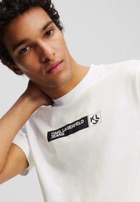 Karl Lagerfeld Jeans SLIM GRAPHIC  - Potiskana majica - white