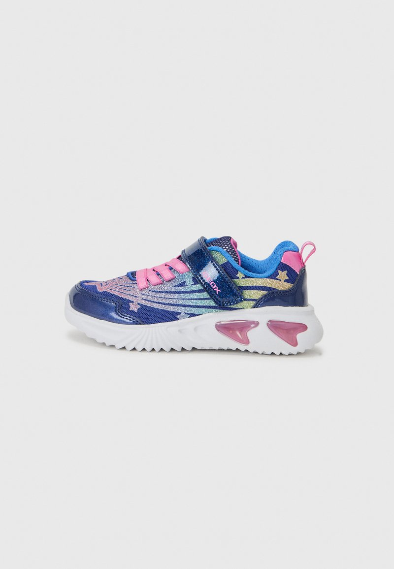 Shoe desportivo azul e rosa com parte superior em malha, pormenores estampados, tira de velcro e sola de borracha branca com formas decorativas.