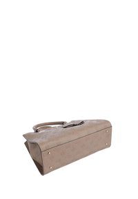 Bolso de mano texturizado en beige con una forma estructurada, costuras decorativas, un asa y acentos metálicos. Presenta un patrón de logo grabado.