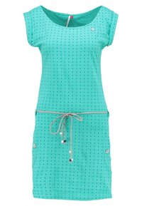 Turkos klänning med svarta prickar, korta ärmar, rund halsringning och dragsko i midjan; har två sidfickor.