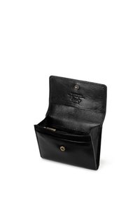 Cartera de cuero negra abierta, mostrando el compartimento principal y cierre de botón a presión sobre fondo blanco.