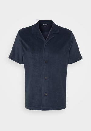 Lyhythihainen, tummansininen paita pehmeästä kankaasta, jossa on napillinen etuosa, lovellinen kaulus ja sileä tekstuuri, rento istuvuus.