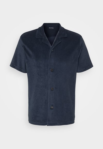 Camisa de manga curta, azul marinho, feita de tecido suave, com uma frente abotoada, colarinho em forma de ângulo e textura suave, apresentando um ajuste descontraído.