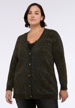 Olivgrüner Cardigan mit strukturiertem Strickmuster, Knopfverschluss und dezenten silbernen Akzenten. V-Ausschnitt und lange Ärmel.