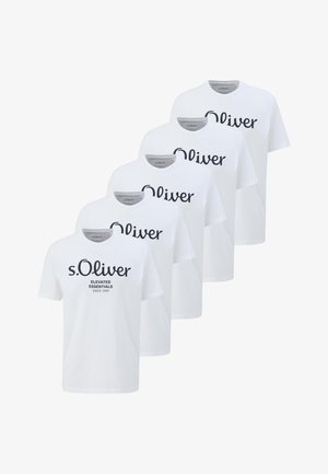Fünf weiße T-Shirts mit kurzen Ärmeln, bedruckt mit "s.Oliver Elevated Essentials Since 1969" in Schwarz auf der Vorderseite, in einer versetzten Reihe angeordnet.
