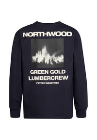 Camicia a maniche lunghe blu navy con testo bianco "NORTHWOOD," "GREEN GOLD LUMBERCREW," e una stampa in bianco e nero di una foresta sul retro. Materiale in cotone.