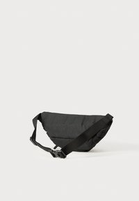 Schwarze, gewölbte Umhängetasche aus strukturiertem Stoff, ausgestattet mit einem verstellbaren Riemen und einer Kunststoffschnalle. Kompaktes Design, geeignet für die Freizeit.
