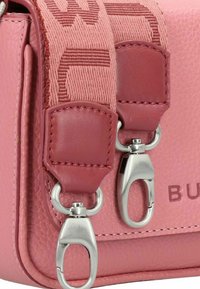 Bolso de hombro de cuero rosa con un acabado texturizado, dos broches de metal y una correa trenzada con un acento estampado.