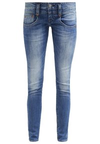 Jeans slim bleu en denim avec effet délavé, fermeture avant par bouton et fermeture éclair, passants de ceinture, et design à cinq poches.