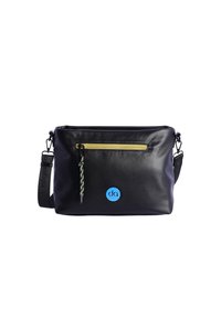 Bolso de hombro de cuero negro con un bolsillo con cremallera amarillo, logo azul y strap ajustable que presenta un acento tejido en verde y negro.