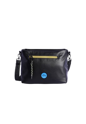 Bolso de hombro de cuero negro con un bolsillo con cremallera amarillo, logo azul y strap ajustable que presenta un acento tejido en verde y negro.