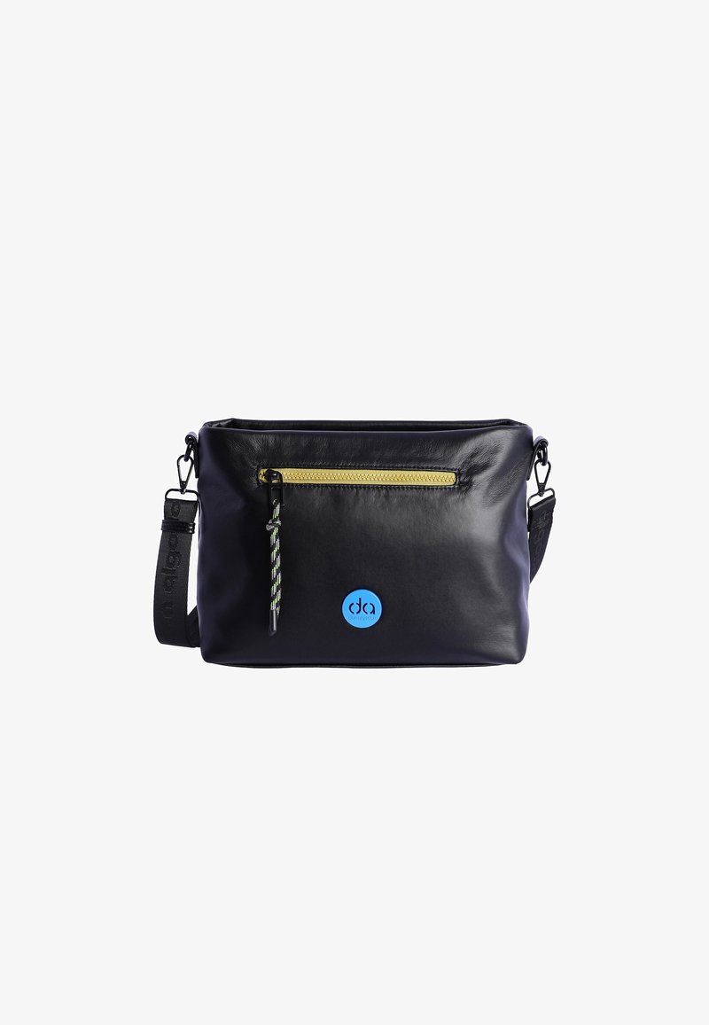 Bolso de hombro de cuero negro con un bolsillo con cremallera amarillo, logo azul y strap ajustable que presenta un acento tejido en verde y negro.