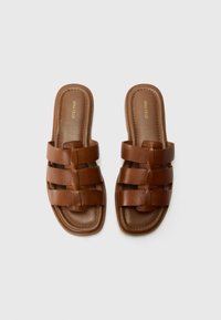 Sandali di pelle marrone con fasce larghe intrecciate, una texture liscia e una soletta imbottita per il massimo comfort.