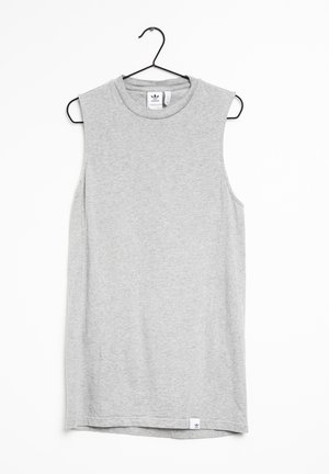 Débardeur de sport Adidas sans manches gris clair suspendu sur un cintre noir sur fond blanc.