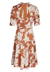 Blumenkleid mit einem rost-orangefarbenen Grund und weißen Blumen, kurzen gerafften Ärmeln, einem Schlüssellochausschnitt im Rücken und einem ausgestellten Rock. Glatte Stofftextur.