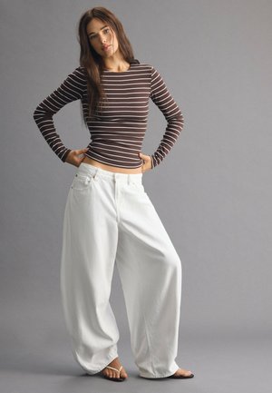 Stradivarius, BASIC LONG SLEEVE STRIPED T-SHIRT 06523406 - Langærmet T-shirt - dark brown