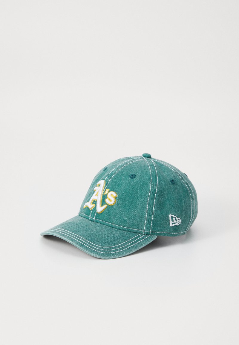 Boné de beisebol verde em algodão com aba curva, apresentando um logótipo "A's" bordado em amarelo e branco. Inclui etiqueta New Era.