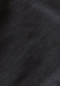 Tela negra con una superficie suave y texturada. El material parece liso y ligeramente difuso, con variaciones en el tono.