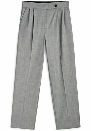 Pantalon de costume gris clair sur mesure avec plis devant, poches latérales, fermeture par bouton et coupe droite.