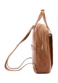 Zaino in pelle color cuoio con chiusura a zip, forma piatta, spallacci regolabili e tasca frontale. Decorazioni in metallo dorato e cuciture a contrasto.