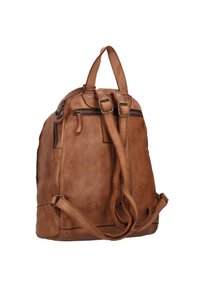 Zaino in pelle marrone con finitura testurizzata, dotato di spallacci regolabili, zip laterali e manico superiore per diverse opzioni di trasporto.