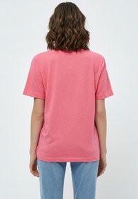 Minus MILETI V-NECK TEE - Camiseta básica - pink flamingo