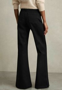 Reiss Flared-farkut - black