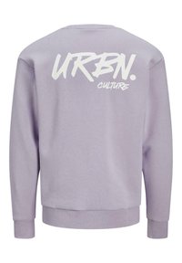 Sudadera lila con cuello redondo y mangas largas. La parte trasera presenta un gran texto blanco: "URBN. CULTURE." con un diseño casual.