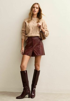 CRACKED TEXTURE - Shorts - burgundy