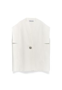 Gilet sans manches blanc avec un col en V, deux poches latérales et une fermeture à un bouton. Fabriqué en tissu lisse et texturé.