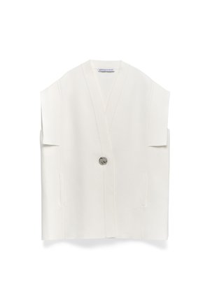 Gilet sans manches blanc avec un col en V, deux poches latérales et une fermeture à un bouton. Fabriqué en tissu lisse et texturé.