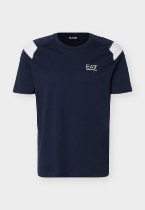 Tengerészkék rövid ujjú póló fehér panelekkel a vállakon és fehér EA7 Emporio Armani logóval a bal mellkason.