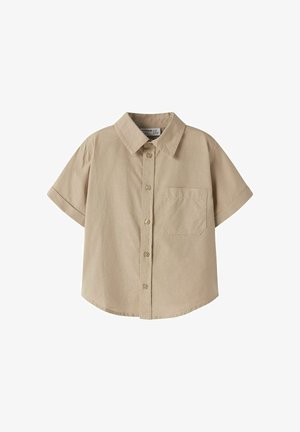 Chemise beige à manches courtes avec boutons, col et une seule poche poitrine, présentée sur un fond blanc uni.