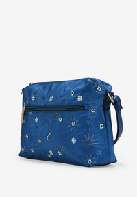Borsa in nylon blu con ricami floreali in oro e argento, chiusura con zip, tracolla regolabile, design piatto e una tasca esterna con zip.